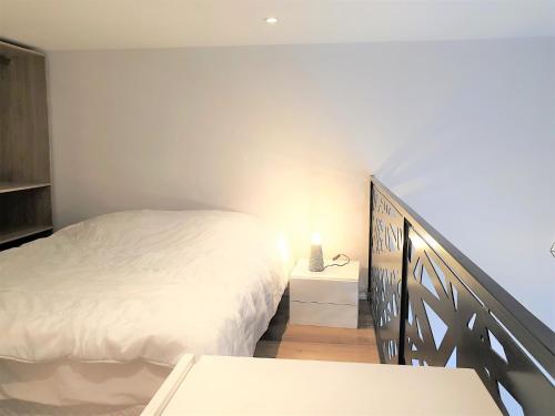 - une chambre avec un lit à côté d'un escalier dans l'établissement Duplex balcon centre mer 407, à Nice