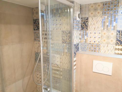 une douche avec une porte vitrée dans une salle de bain dans l'établissement Duplex balcon centre mer 407, à Nice