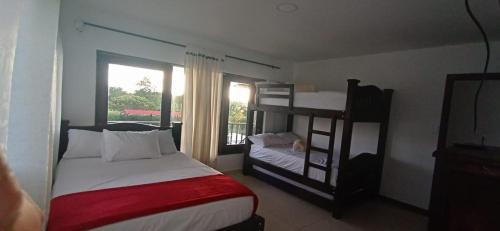 Двох'ярусне ліжко або двоярусні ліжка в номері Finca Casa Blanca
