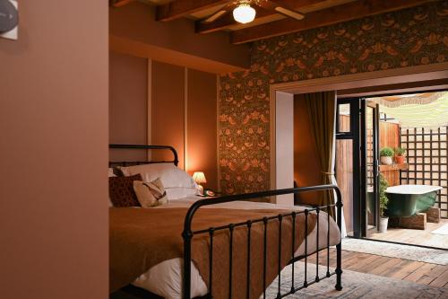 um quarto com uma cama e uma porta de vidro deslizante em The Rabbit Hotel & Retreat em Templepatrick