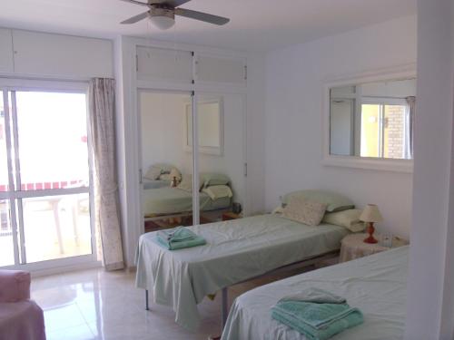 1 Schlafzimmer mit 2 Betten und einem Fenster in der Unterkunft Studio in Hercules with pool and sea view in Benalmádena