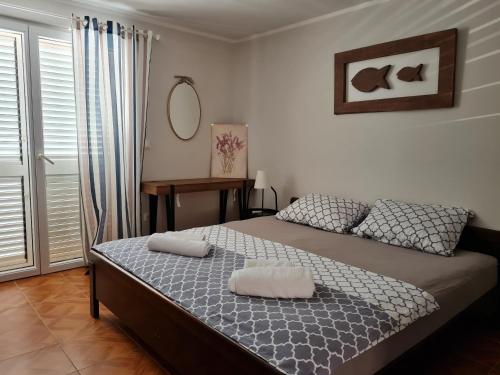 een slaapkamer met een bed met twee handdoeken erop bij House Tereza in Vodice