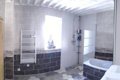 Baño con una persona sentada en una ventana en Villa complète au calme avec vue imprenable en Beausemblant