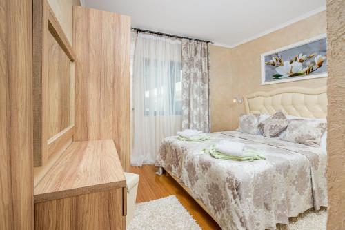Postel nebo postele na pokoji v ubytování Dekaderon Lux Apartments