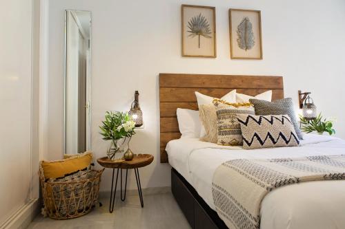 En eller flere senge i et værelse på Sol y Malaga - Designer Duplex con Terraza y Parking