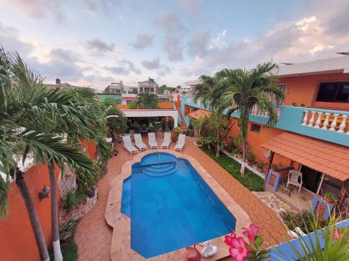 una vista aérea de una piscina en un complejo en Hotel Maria's Nicte Ha, en Progreso