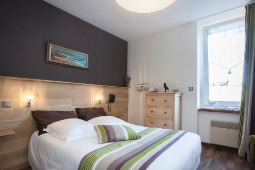 Postel nebo postele na pokoji v ubytování Hôtel Beauséjour Erquy
