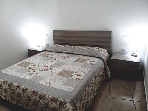 a bedroom with a bed with a quilt on it at Accanto all'autostrada al centro tra Roma e Napoli in Pontecorvo