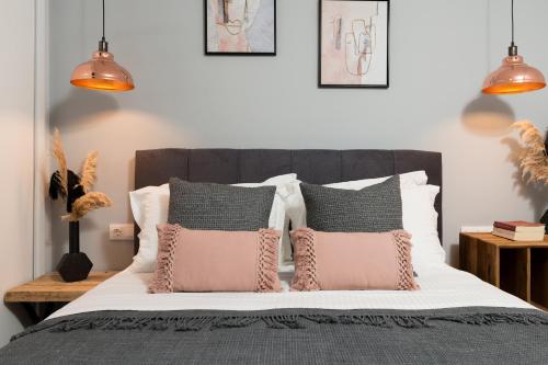 Postel nebo postele na pokoji v ubytování Iliana & Sarra Apartment 1