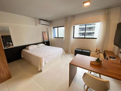 um quarto com uma cama, uma secretária e uma mesa em Edifício Time Apto 520 ER Hospedagens em Maceió