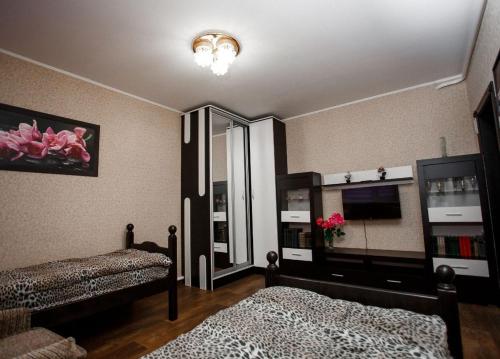 a bedroom with two beds and a mirror at Будинок для Відпочинку біля Фентезі Парка in Umanʼ