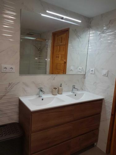 a bathroom with a sink and a mirror at VikerBIESCAS in Biescas