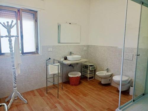 a bathroom with two toilets and a sink and a shower at Casa Vrani in Borgagne