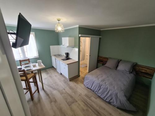 une chambre avec un lit et une table et une cuisine dans l'établissement Studio LA TERRAZA, à Lamalou-les-Bains