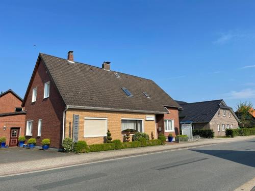 een huis aan de straatkant bij Pension Cao Lai in Varel