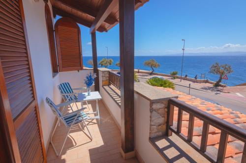 un balcone di una casa con vista sull'oceano di L'Ancora Blu a Porto Torres