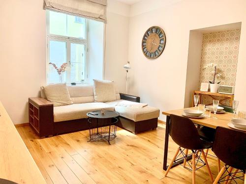 uma sala de estar com um sofá e uma mesa em Lossi 32 Apartment em Tartu