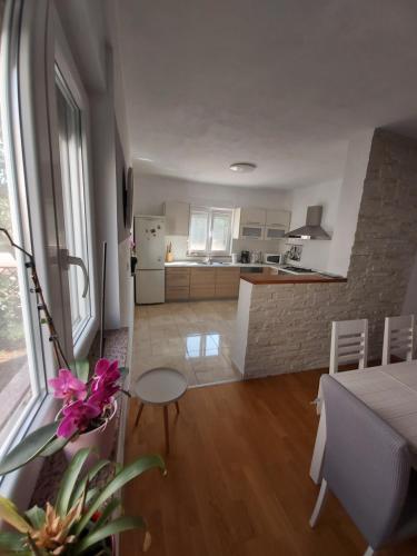 Il comprend une cuisine et un salon avec une table. dans l'établissement Holiday Home Mila, à Sukošan