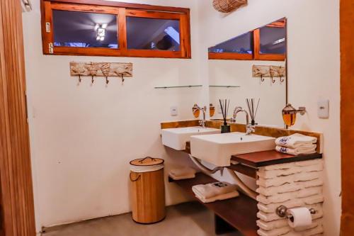 een badkamer met twee wastafels en een spiegel bij Kite Soul Pousada in Cumbuco