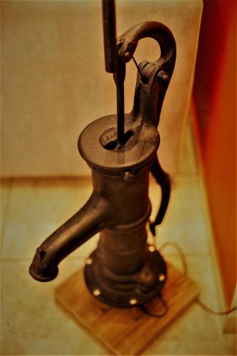 a black metal object sitting on a wooden stand at Don Pepe Hotel y Cabañas in El Calafate