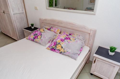 Ένα ή περισσότερα κρεβάτια σε δωμάτιο στο Apartmani LIRA
