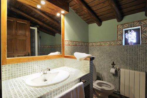 La salle de bains est pourvue d'un lavabo et de toilettes. dans l'établissement Valdexpacio, à Valdecaballeros