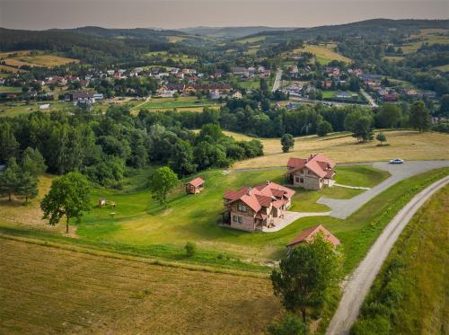 widok z góry na dom na zielonym polu w obiekcie Herbarium Bieszczadzkie Apartamenty w Berezce