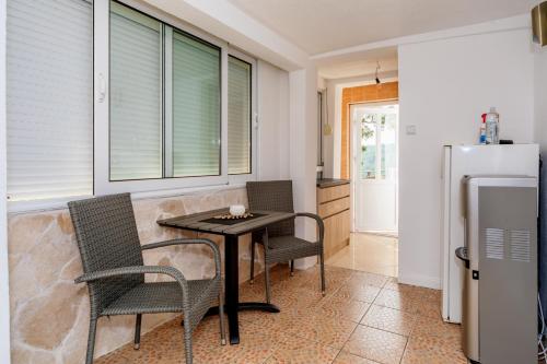 Η κουζίνα ή μικρή κουζίνα στο Apartmani LIRA