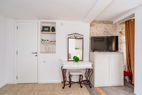 Μια τηλεόραση ή/και κέντρο ψυχαγωγίας στο Apartmani LIRA