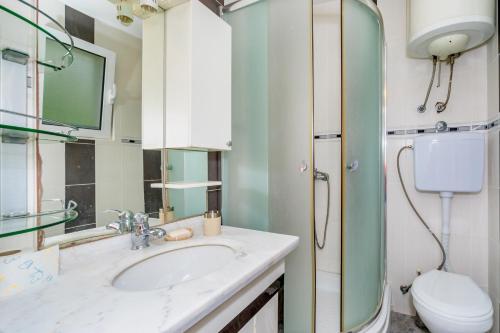 Ένα μπάνιο στο Apartmani LIRA