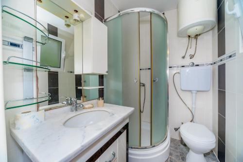 Ένα μπάνιο στο Apartmani LIRA