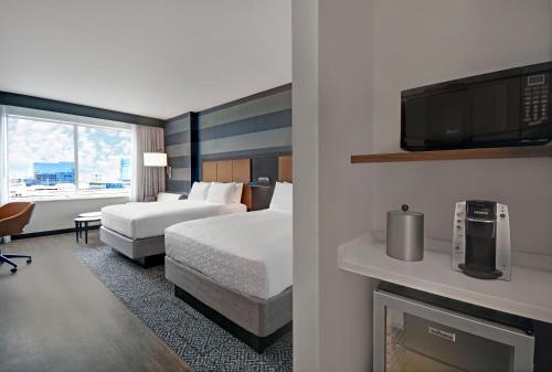 Кровать или кровати в номере Holiday Inn Express - Houston - Galleria Area by IHG