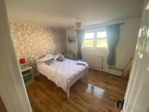Postel nebo postele na pokoji v ubytování Primrose Cottage