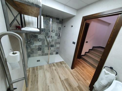 a bathroom with a staircase and a shower and a toilet at Casa Rural Hospitalero 