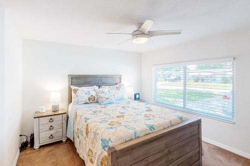 A bed or beds in a room at Pinellas Park Cottage