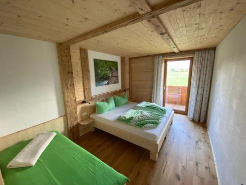 מיטה או מיטות בחדר ב-Haidacherhof