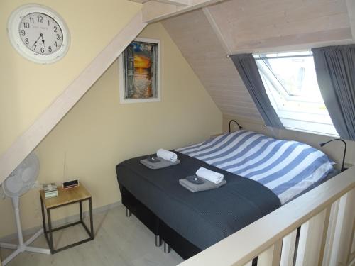 Łóżko lub łóżka w pokoju w obiekcie B&B Het Onderduukertje