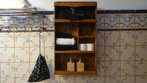estante de madera en el baño con toallas en LA POSADA DEL ISABENA, en Roda de Isábena