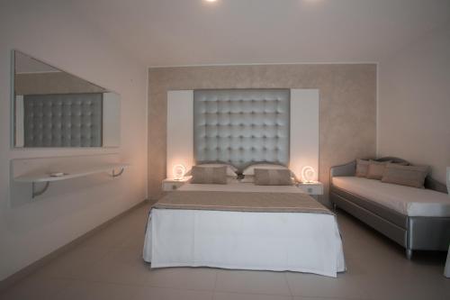 um quarto com uma cama grande e um sofá em Baia del Sole Vasto em Vasto