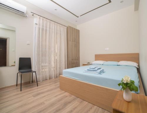 een slaapkamer met een bed, een bureau en een stoel bij Cosy Apartment With Terrace Near Metro Station in Athene