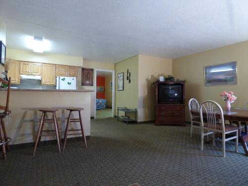 Kuchyň nebo kuchyňský kout v ubytování Coronada Inn & Suites