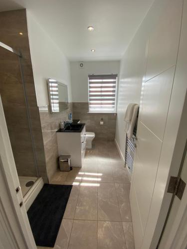 Bilik mandi di Apartment No 8 - Stay in style in the heart of the Cathedral City.