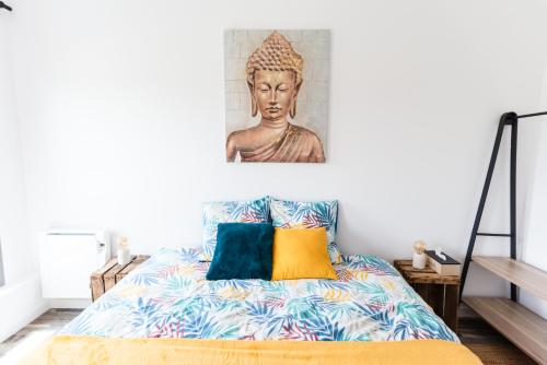 um quarto com uma cama com uma estátua na parede em Frenchyhomes☆rooftop☆centreville☆plage☆WIFI em Gujan-Mestras