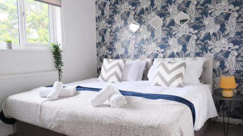 een slaapkamer met een bed met handdoeken erop bij Unique & Exclusive Contractor and Family House & A1 Road in Grantham