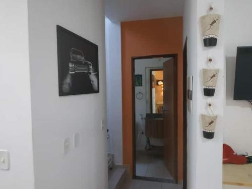 Maxaranguape的住宿－PARAÍSO DE MARACAJAÚ - BEIRA MAR，走廊上有一扇门,墙上挂着一幅汽车照片