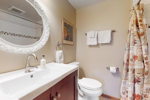 uma casa de banho com um lavatório, um WC e um espelho. em White Ridge B2 em Teton Village