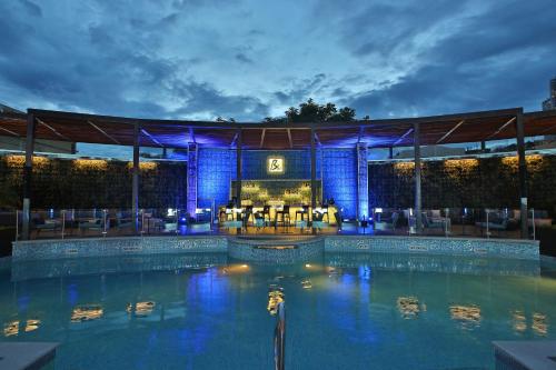テグシガルパにあるHotel Real Intercontinental Tegucigalpa, an IHG Hotelの夜間の建物前のスイミングプール