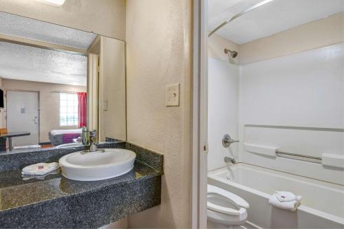 カルフーンにあるMotel 6-Calhoun, GAの洗面台、トイレ、浴槽を備えたバスルーム