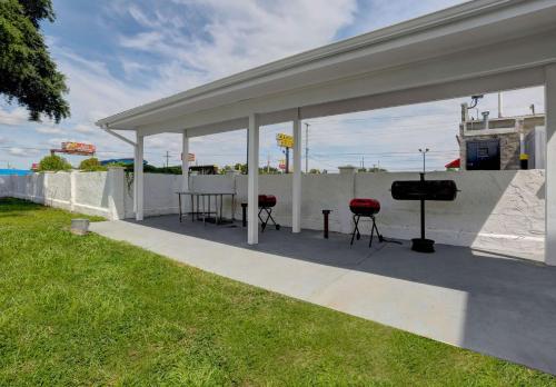 a covered patio with a table and a grill at Motel 6-Jacksonville, NC in Jacksonville