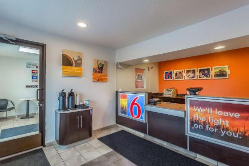 un restaurante de comida rápida con una pared naranja en Motel 6-Billings, MT - South, en Billings